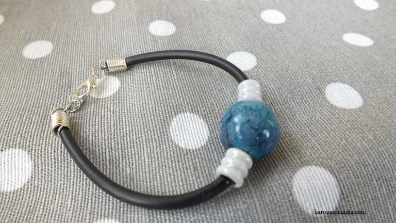 Bracelet fil souple noir perle azur